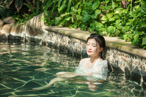 Chu Yun so thinking about going back to the room, his eyes flitted across the balcony and he suddenly found Qin Kexin walking in the street outside the main room.